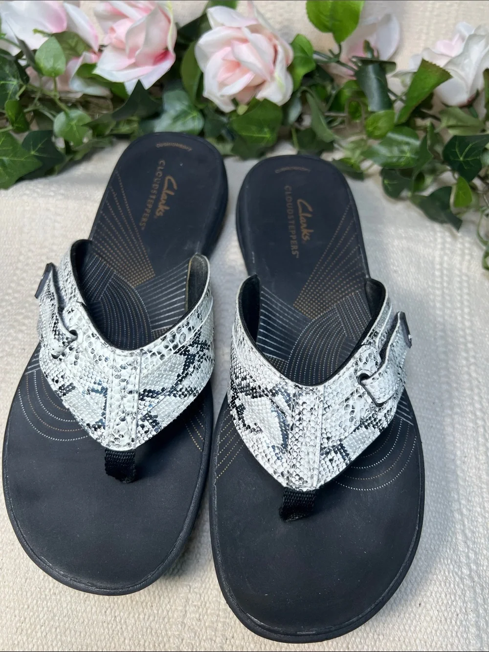 🩴Clarks Cloudsteppers Women's Black & White Snake-Print Slide Sandals